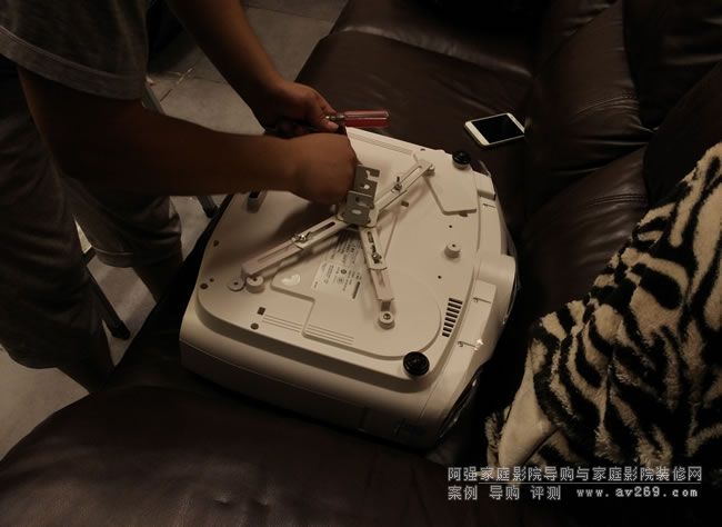 ������3DͶӰ�C(j��)���b���� ������TW8200ͶӰ�C(j��)�ڼ�ͥӰԺ��