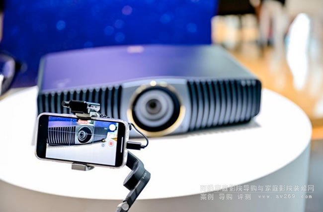 ����W6000L������4K HDRɫ��(zh��n)ͶӰ�C(j��) 