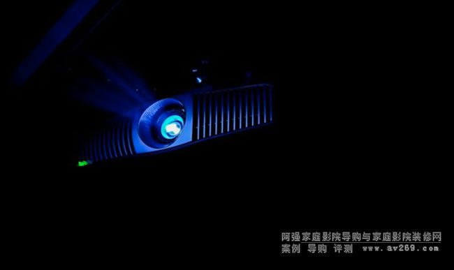 ����W6000L������4K HDRɫ��(zh��n)ͶӰ�C(j��)